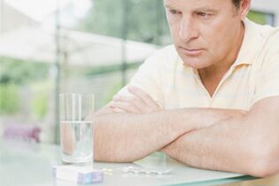 seorang lelaki mengambil pil untuk meningkatkan potensi selepas 50